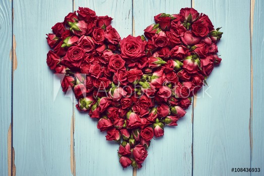 Bild på Heart shape of roses on wooden background